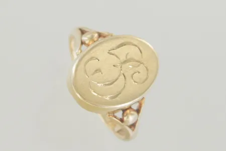 Ring stl:17½ bredd 14 mm graverad 18K Vikt: 3,4 g