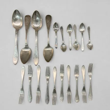 10 Gafflar, 10 Skedar, olika modeller, gravyr, silver 800-830/1000 Vikt: 573,6 g