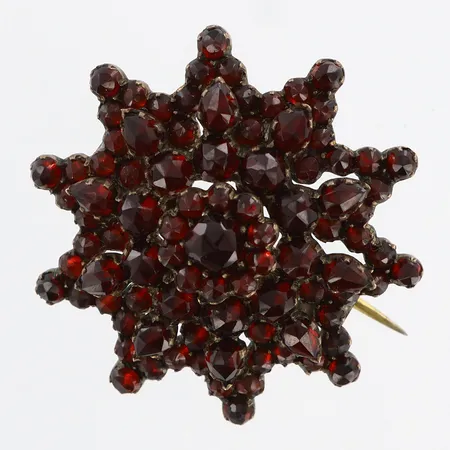 Brosch med granater ca Ø31mm, 830/1000 silver Vikt: 6 g