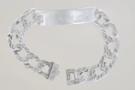 Armband längd 22,5 cm, bredd 1,4 cm, nagg på plattan silver   Vikt: 74,4 g