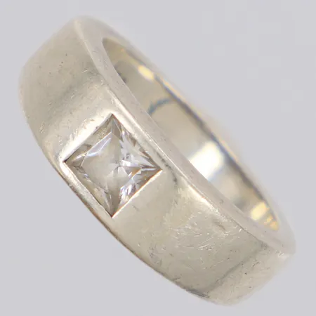 Ring med vit sten, stl:17½, bredd 6,9mm, 925/1000 silver Vikt: 6,6 g