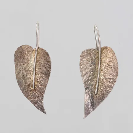Örhängen i form av löv, höjd 47mm, bredd 20mm, tillverkade av Anne Blidholm, Metall & Form, Stockholm 2012, silver 925/1000 Vikt: 5,5 g