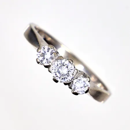 Ring med diamanter Totalt 0,50ct enligt gravyr, stl: 17¾, vitguld 18K Vikt: 3,3 g