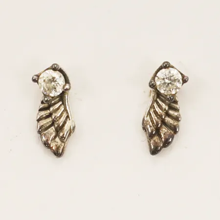 Ett par örhängen Pandora med vita stenar, längd 10,8mm bredd 4,3mm silver 925/1000 Vikt: 1,3 g