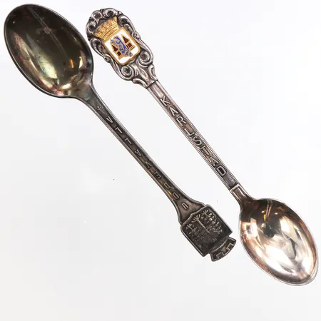 2 Skedar med monogram, längd 10cm, 830/1000 silver. Vikt: 20,9 g