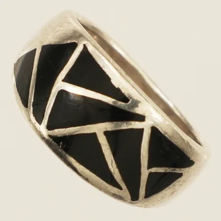 Ring med svarta detaljer stl:17¾, bredd 4,5-10,7mm aningen skev skena silver 925/1000 Vikt: 6,1 g