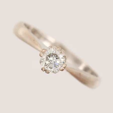 Ring med briljantslipad diamant 0,28ct enligt gravyr, kvalitet ca TW(F-G)/VS, stl: 16¼, 18K vitguld Vikt: 2,6 g