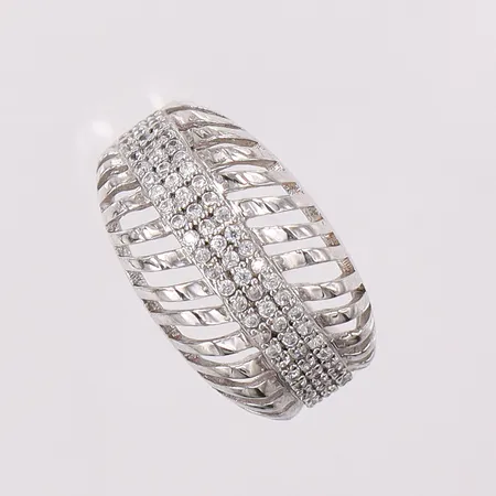 Ring med stenar stl:16½, bredd 2,5-11,8mm, genombryten dekor, rodierat silver 925/1000 Vikt: 3,4 g