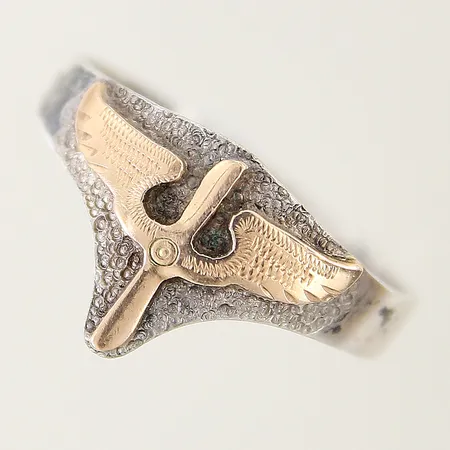 Ring med 3 diamanter 0,045ctv enligt gravyr stl:18¼ bredd 4,6 - 11,9mm 18K Vikt: 8 g