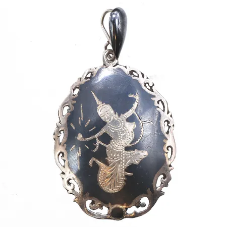 Hänge Mekhala (blixtens gudinna), niello-teknik, längd 51,7mm, bredd 4-29,3mm, 925/1000 silver. Vikt: 5,8 g