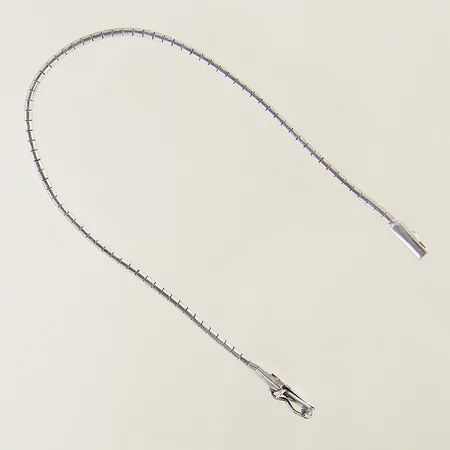 Armring med dekor omkrets ca 17,5cm bredd 5,3mm bucklig öppningsbar silver 925/1000 Vikt: 8,2 g