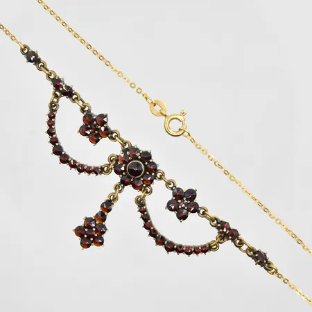 Collier med granater längd 39cm, länkens bredd 1mm, kedja 18K infattad i metall, bruttovikt 7,0g Vikt: 0 g