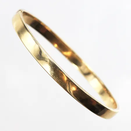 Stelt armband, Ø62,2mm, bredd 5,5mm, repig, något bucklig, 14K. Vikt: 10 g