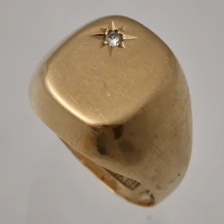 Klackring stl:18¼, bredd 2,6-15,3mm, 1st vit sten, personlig gravy, spricka under klacken, skev skena, 18K, 6,08g.