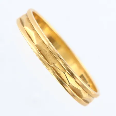 Ring med mönster stl: 18¾, bredd: 3,5mm, gravyr, 18K Vikt: 2,2 g