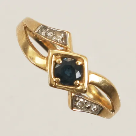 Ring med troligen safir samt diamanter 4xca0,005ct stl:17¼ bredd 7,2mm 18K Vikt: 2,7 g