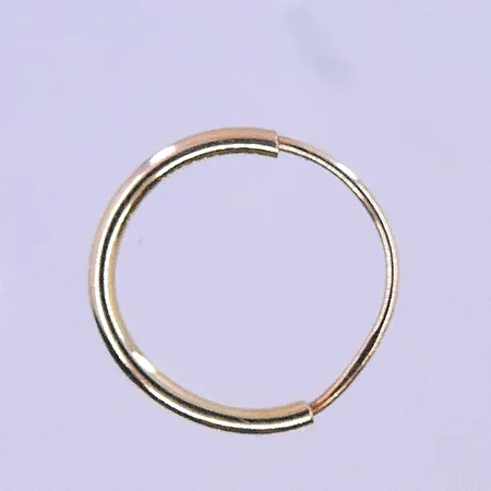 Örhängen med diamanter 20x0,005ct Guldfynd Ø11mm bredd 2mm 18K. Vikt: 2,1 g