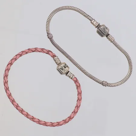 Två armband Pandora, rosa läder 18cm, bredd 3,5mm, smutsigt läder, 1 i silver 18,5cm, bredd 3mm, 925/1000 silver Vikt: 17,6 g