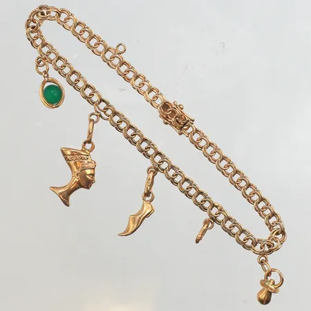 Armband Bismarck med 4 berlocker, längd 19cm, bredd 4,3mm, fäste kvar efter defekta berlocker, 18K. Vikt: 9,4 g