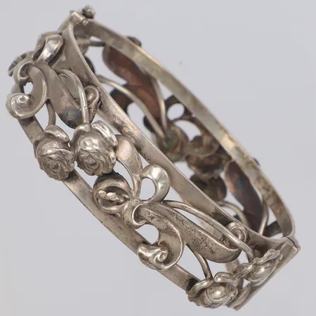 Armband med genombruten floral dekor, stelt, öppningsbart, ca 50-60mm, bredd 18mm, Ge-Kå-Smyckek G Kaplan 1950, ojämt, skevt, gravyr på låset, 830/1000 silver Vikt: 37,6 g