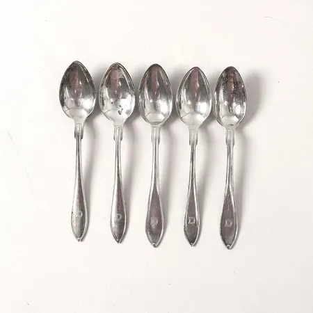 Fem teskedar modell Svensk spetsig, längd 11cm, gravyr, silver 830/1000 Vikt: 57 g