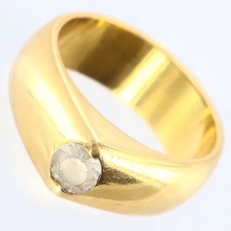 Ring med vit sten stl: 17¾, bredd: 7mm, 18K Vikt: 13 g
