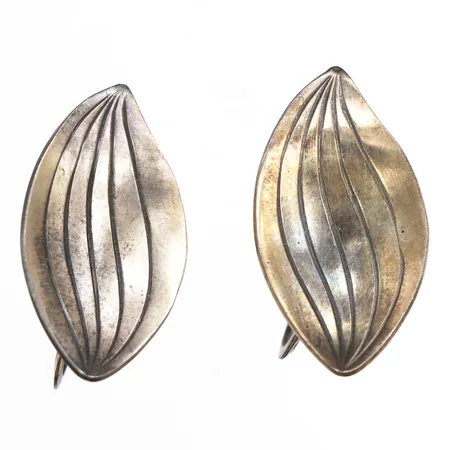 Örhängen, Heribert engelbert, stigbert 1960, längd 26,7mm, bredd 12,2mm, snurrlås, 925/1000 silver. Vikt: 5,4 g