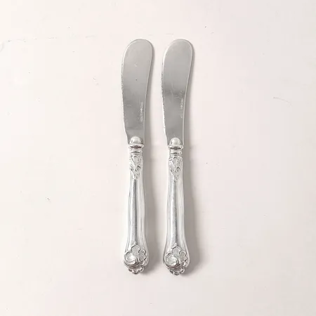 Två smörknivar modell Sachsisk längd 17cm, silver 830/1000 Vikt: 69,8 g