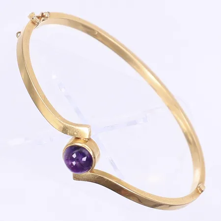 Armring öppningsbar med lila sten Ø59mm bredd 3-15mm, svenska stämplar, något slappa låsåttor, 18K Vikt: 7,5 g