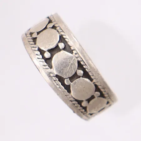 Ring stl:14¼ reglerbar skena, bredd 4-7,1mm, något skev, silver 925/1000 Vikt: 2,9 g