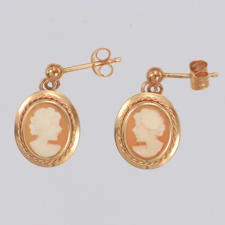 Örhängen med Camé, längd 19mm, bredd 11mm, 18K Vikt: 2,1 g