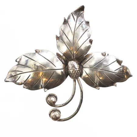 Brosch, längd 51,4mm, bredd 53,9mm, 830/1000 silver.  Vikt: 8,2 g
