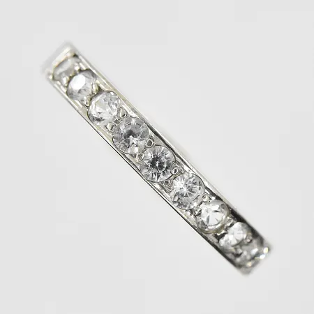 Ring med vita stenar stl:17, bredd 3mm, vitguld, 18K. Vikt: 3,6 g