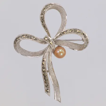 Brosch med imitationspärla och markasiter, längd 53,4mm, bredd 39mm, silver 830/1000 Vikt: 8,4 g
