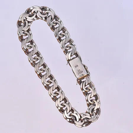 Armband Bismarck med 7 berlocker längd 18,5 cm bredd 7 mm silver 830/1000. Vikt: 21,4 g
