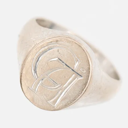 Klackring med monogramgravyr C.Å. stl: 15, saknar stämpel, tillverkad år 2002, 18K vitguld Vikt: 6,1 g