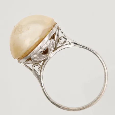 Ring med imitationspärla, stl: 17¾, silver 925/1000 Vikt: 5,6 g