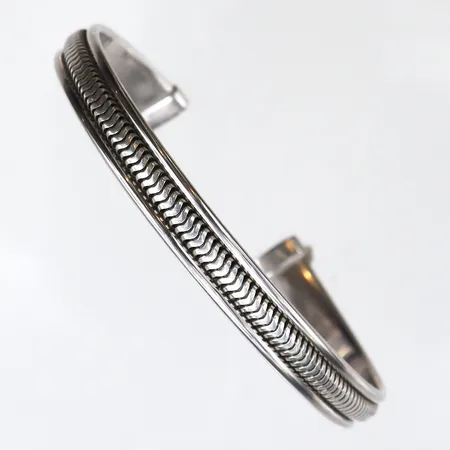 Stelt armband med mönster, öppen modell, Ø65,4mm, bredd 7,5mm, 925/1000 silver. Vikt: 12,8 g