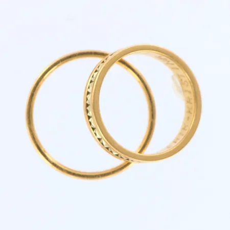 2 Ringar med mönster, stl: 18½, 16½, bredd: 4mm, tvåfärgad, gravyr, FU, 18K Vikt: 9 g