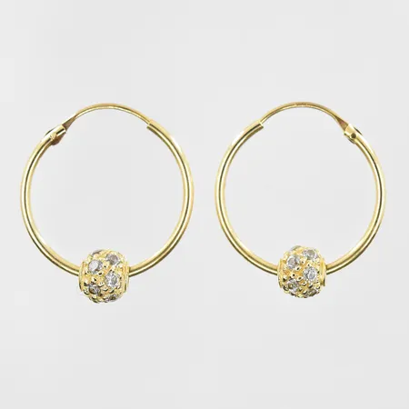 Hänge kors med vita stenar längd 25mm, bredd 14mm, något skev, 14K. Vikt: 1,8 g