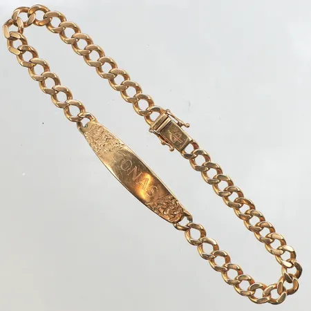 Armband med namnbricka, längd 24cm, bredd 6,5-9,3 mm, gravyr, 18K. Vikt: 32,2 g