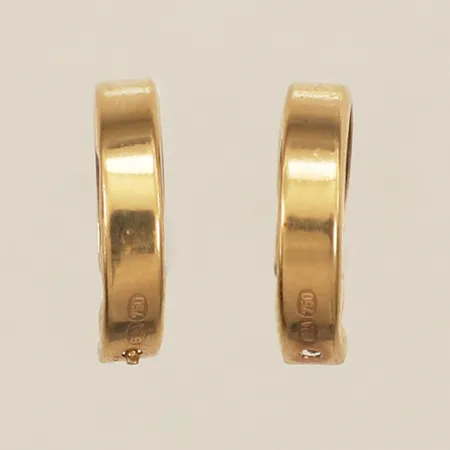Ett par örhängen längd 12,0mm bredd 2,9mm GHA buckliga 18K Vikt: 0,5 g