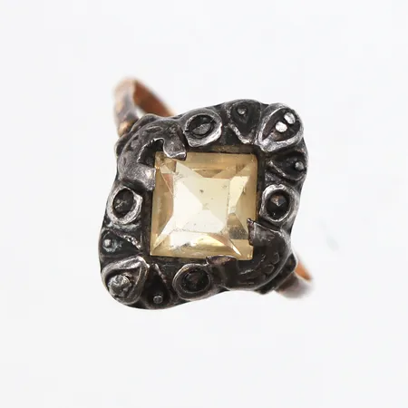 Defekt ring, skena i 18K, infattning kring sten i 925/1000 silver. Vikt: 2,1 g