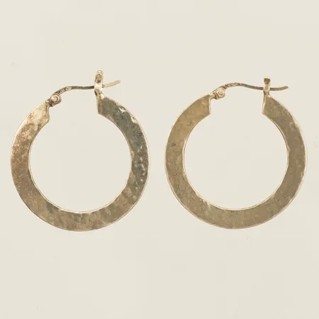 Ett par örhängen med hamrad dekor Ø29mm, bredd 1mm silver 925/1000 Vikt: 4,5 g