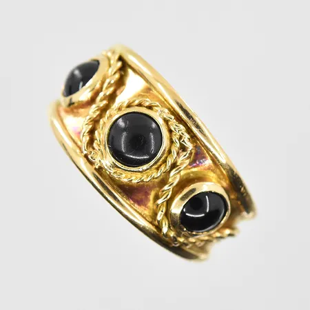 Ring stl:17¼ bredd 4mm, gravyr, 18K. Vikt: 3,6 g