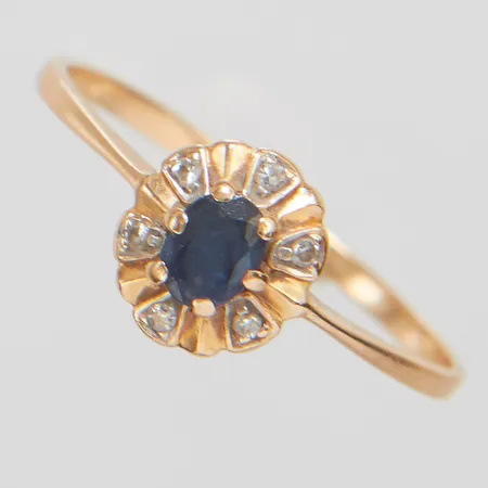 Ring med safir & diamanter stl:16¾, 6 x ca 0,005ct, bredd 1-7,5mm, GFAB, något skev skena, 18K Vikt: 1,2g.