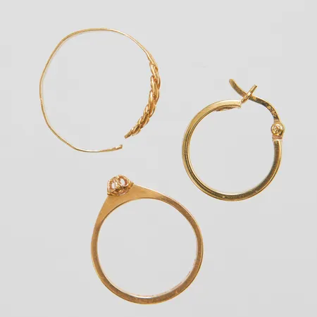 Diverse guld, defekt, diamant 1 x ca 0,01ct, gravyr, 18K Vikt: 3,0g Vikt: 3 g