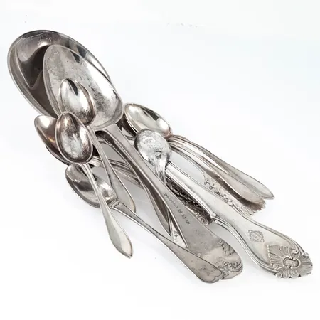 En dessertsked med monogramgravyr silver 27,9g.
