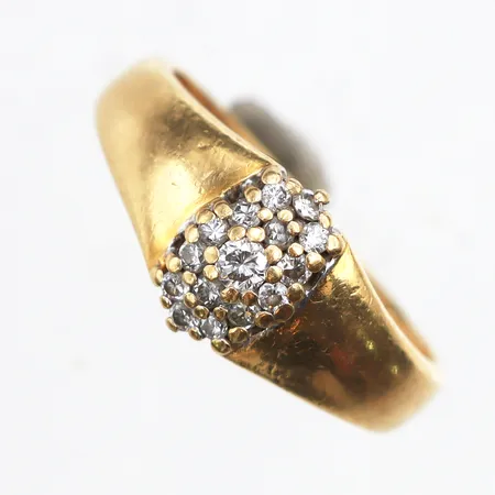 Ring, 15 diamanter 0,25ctv enligt gravyr, stl:16, bredd 2,9-8,5mm, 18K. Vikt: 3,6 g