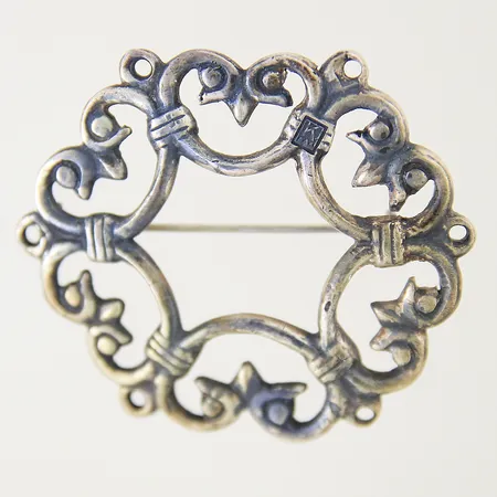 Pin med 8/8-slipade diamanter 2x ca 0,01ct 1x ca 0,03ct 11x21mm, stopp i oädelmetall 18K  Vikt: 2,6 g